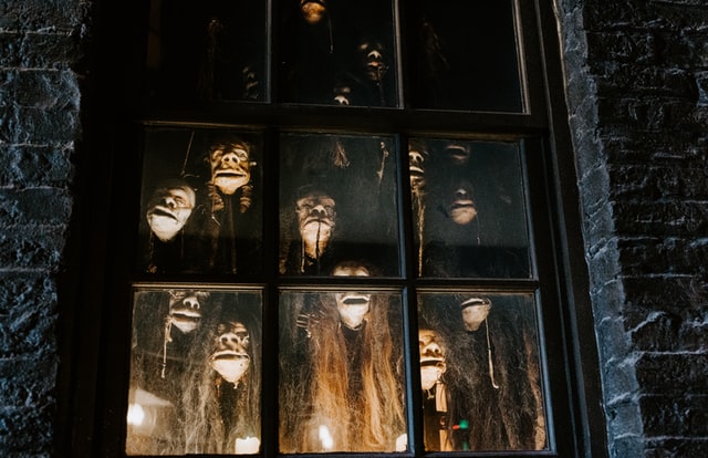 Shrunken head characters from Harry Potter in Diagon Alley